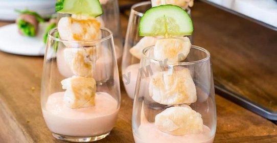 Куриные шашлычки со свежим огурцом и соусом