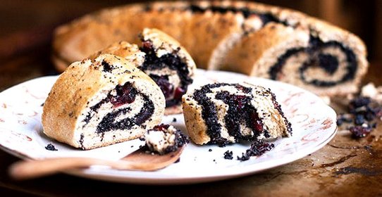 Рулет маковый с клюквой