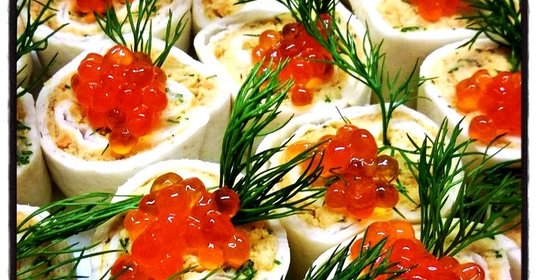 Рулетики с красной рыбой и икрой
