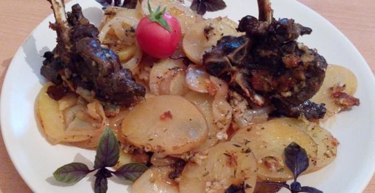 Бараньи ребрышки в медово-чесночной глазури с картофелем