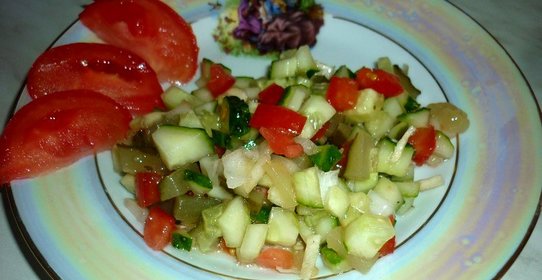 Салат из маринованных и свежих огурцов