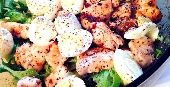 Куриный салат с перепелиными яйцами и эстрагоном