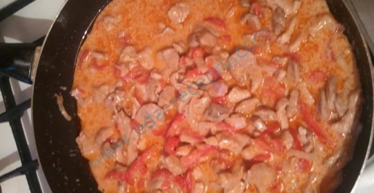 Поджарка свинина тушеная в сметане