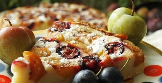 Ароматный сырно-сливовый пирог