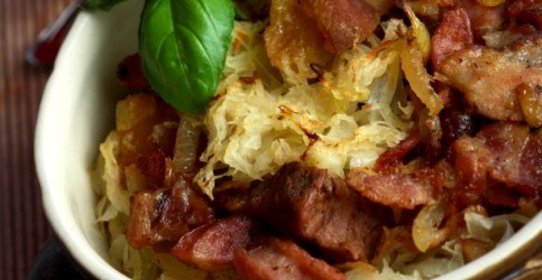 Тушеная савойская капуста с беконом