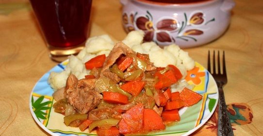Тушеное мясо с гарниром из цветной капусты