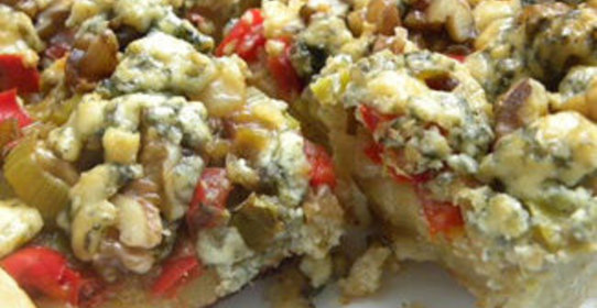 Пирог с голубым сыром и орехами