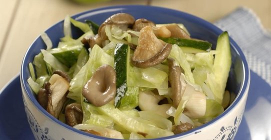 Зеленый салат с вешенками