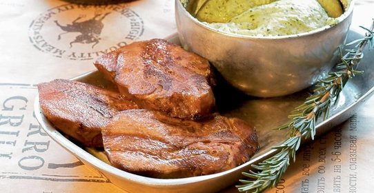 Язык на гриле с пюре из картофеля и базилика