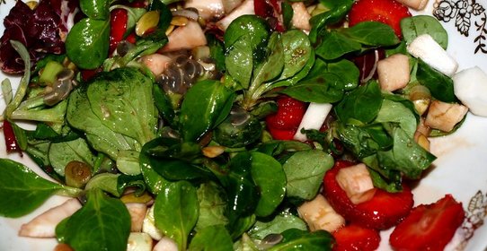 Сочный весенний салат из клубники, салатных листьев, репы с заправкой из гранадиллы