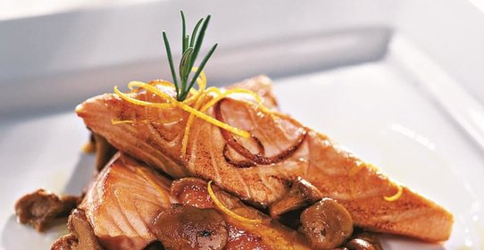 Теплый лосось с лисичками и папайей