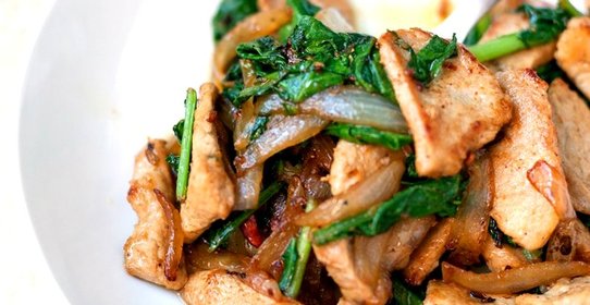 Жареная свинина с мангольдом