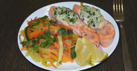 Кармашки из лосося с овощным соте