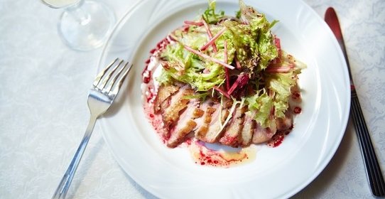 Салат с уткой и печеной свеклой