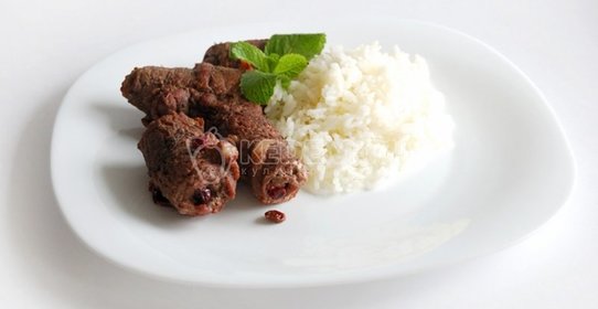 Мясные рулеты с клюквой