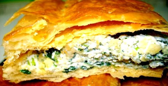Слоёный пирог с творогом и шпинатом