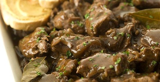 Тушеная говядина в пиве с луком