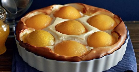 Сырный пирог с персиками и карамелью
