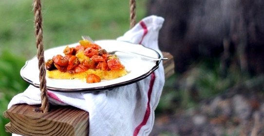 Полента с томатным соусом и базиликом