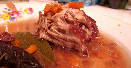 Свинина, тушенная в красном игристом вине