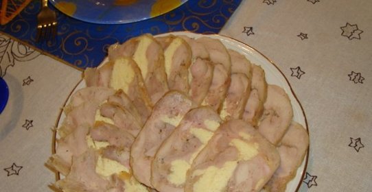 Рулет из курицы, фаршированный омлетом
