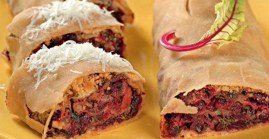 Штрудель со свеклой, сыром и зеленью