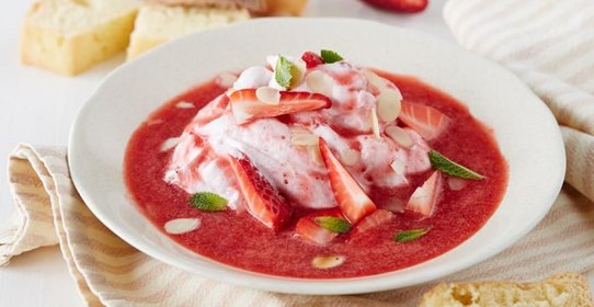 Клубничный суп с сырно-сливочным кремом