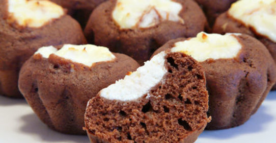 Шоколадные маффины-ватрушки с творожной начинкой