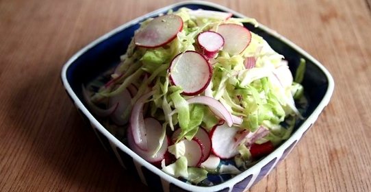 Капустный салат с редькой и шалфеем