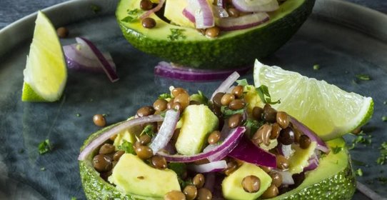 Салат из чечевицы с авокадо, лаймом и кинзой