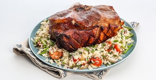 Свиная лопатка, запеченная целиком