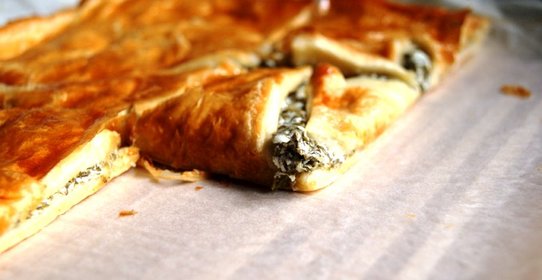 Пирог со щавелем и козьим сыром