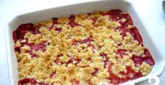 Десерт из клубники и ревеня