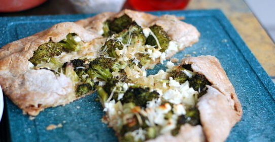 Открытый пирог с брокколи, фетой и луком