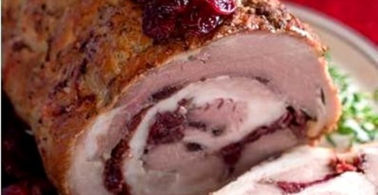 Рулет из свинины с вяленой клюквой и тимьяном