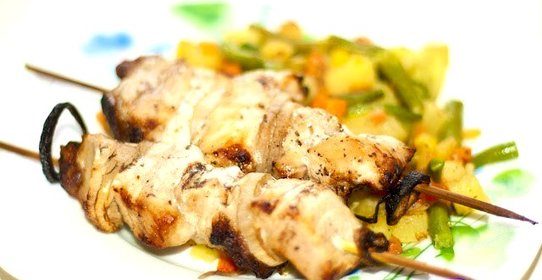Свинина с луком на шпажках, запеченная в аэрогриле