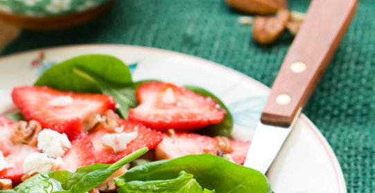 Салат из клубники с шпинатом