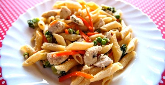 Паста с курицей в сливочном соусе