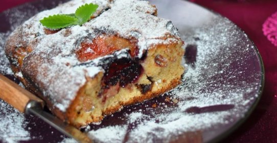 Сливово-яблочная шарлотка