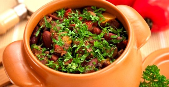 Горшочки с мясом, фасолью и грибами