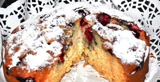 Шарлотка с яблоками и черешней