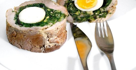 Рулет из свинины со шпинатом и яйцом