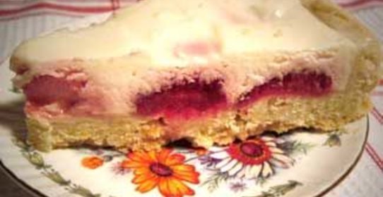 Клубничный пирог со сметанной заливкой