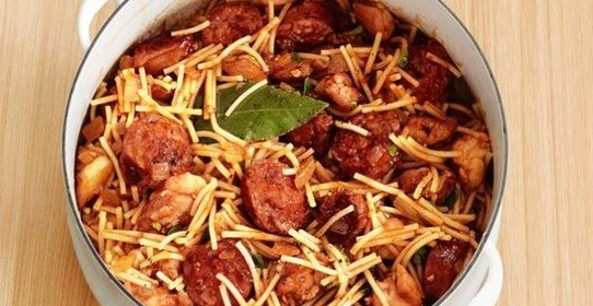 Лапша по-испански с курицей и сосисками