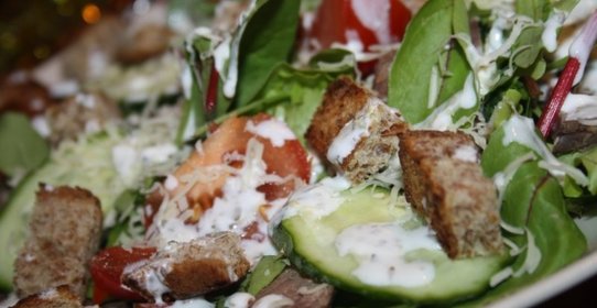 Лёгкий салат с говядиной и йогуртовой заправкой