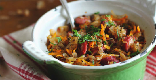 Тушеная капуста с чечевицей и колбасками