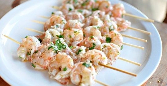 Шашлычки из креветок на гриле