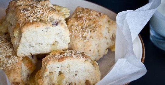 Scones (а по-нашему булочки) c сыром и луком.
