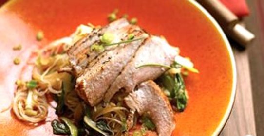 Свиные отбивные с китайской капустой и рисом