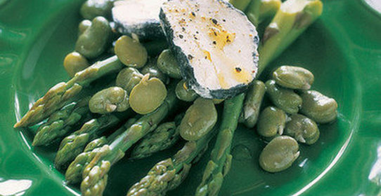 Салат из спаржи с фасолью и мягким козьим сыром